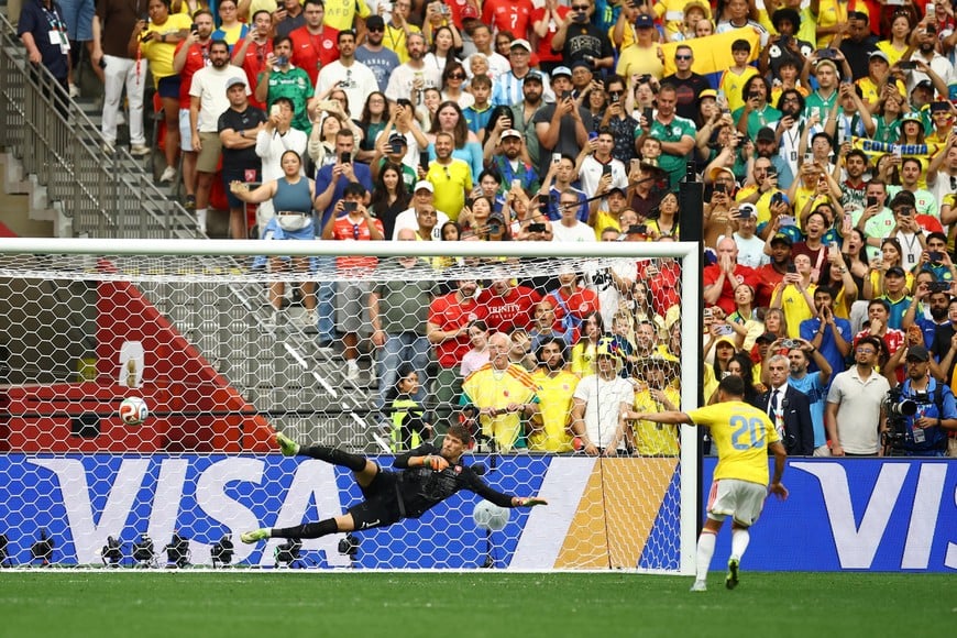 Soccer Football - FIFA World Cup 2026 - Round of 16 - Switzerland v Colombia - BC Place, Vancouver, Canada - July 7, 2026
Colombia's Juan Fernando Quintero scores a penalty past Switzerland's Gregor Kobel during the penalty shootout REUTERS/Albert Gea