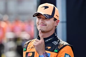 Lando Norris celebra después de conseguir la pole position con McLaren para el Gran Premio de Hungría. REUTERS/Marton Monus