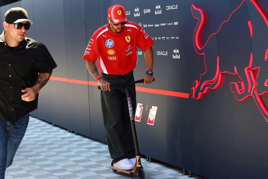 Lewis Hamilton fue sancionado con tres puestos por obstaculizar a Oscar Piastri durante la clasificación y largará quinto en el Gran Premio de Hungría. Antonelli también recibió una penalización y partirá séptimo. REUTERS/Bernadett Szabo