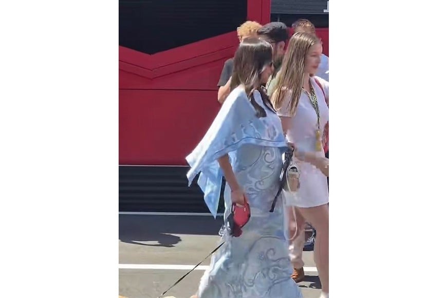 Alex, vestida con un delicado conjunto estampado en tonos azul claro y blanco, la joven dejó ver su 'baby bump' ante los flashes de los fotógrafos internacionales.