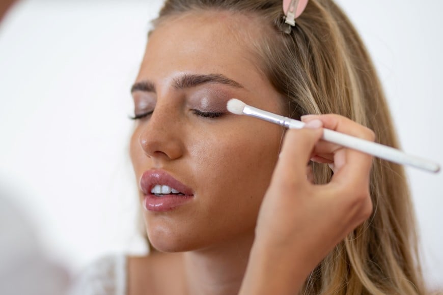 Este sencillo truco de maquillaje hace que los ojos luzcan más grandes y frescos.