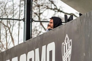El astro cortó el hermetismo y eligió el fútbol local para mostrarse nuevamente en público.