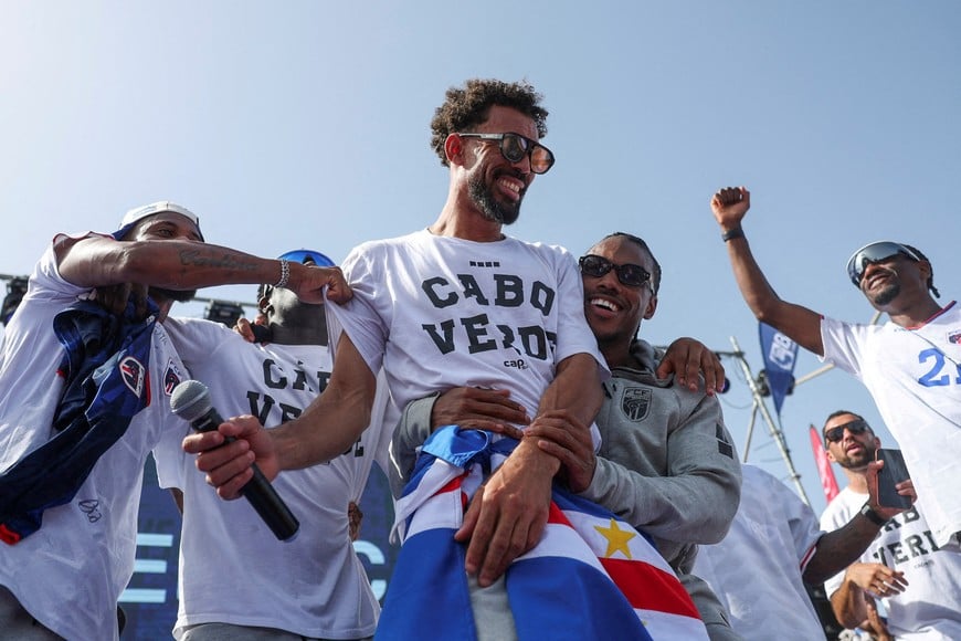 Soccer Football - FIFA World Cup 2026 - Cape Verde arrive home in Praia - Praia, Cape Verde - July 5, 2026
Cape Verde's Vozinha with teammates as they celebrate with fans after arriving from the United States REUTERS/Sodiq Adelakun SEARCH "WORLD CUP FANS" FOR THIS STORY. SEARCH "WIDER IMAGE" FOR ALL STORIES.
