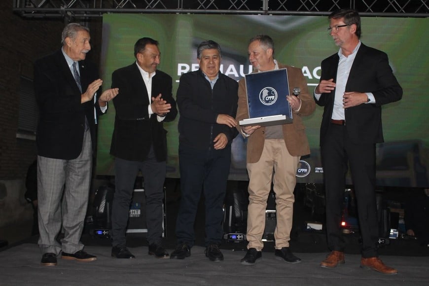 Dirigentes del Consejo Federal junto a Schneider. Gentileza: Prensa LPF.