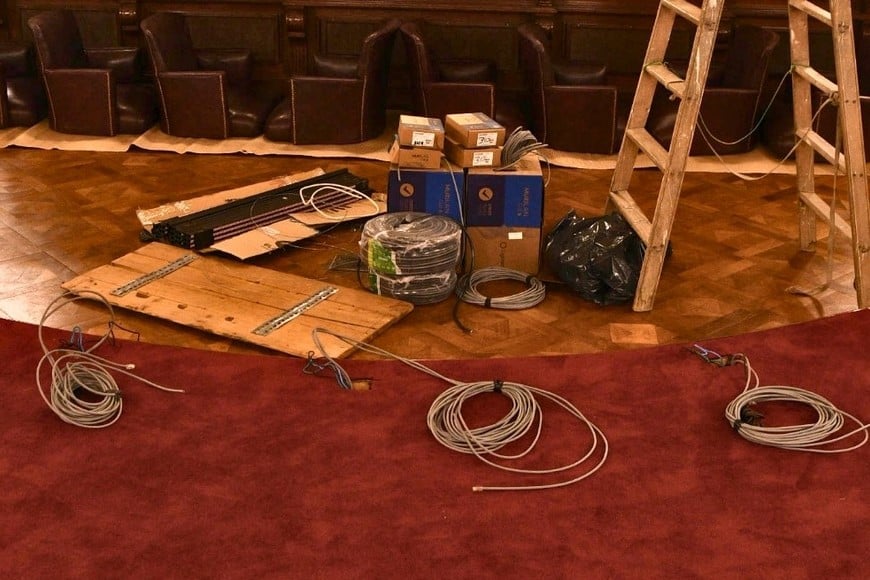 El inusual aspecto del recinto de la Cámara de Senadores de Santa Fe, el hemiciclo se renueva y se mejoran sus sistemas de audio e imagen. Foto: Manuel Fabatia