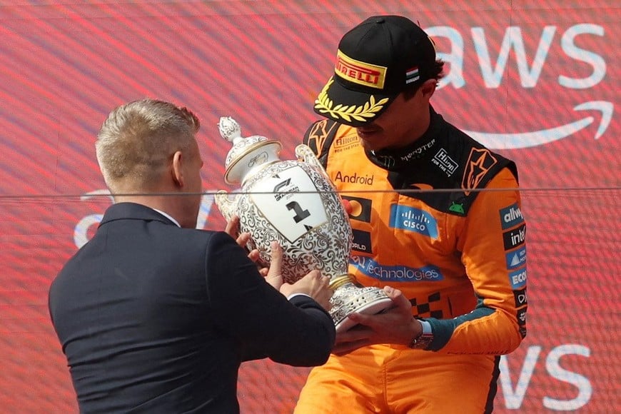 Formula One F1 - Hungarian Grand Prix - Hungaroring, Budapest, Hungary - July 26, 2026
McLaren's Lando Norris celebrates with a trophy on the podium after winning the Hungarian Grand Prix REUTERS/Bernadett Szabo