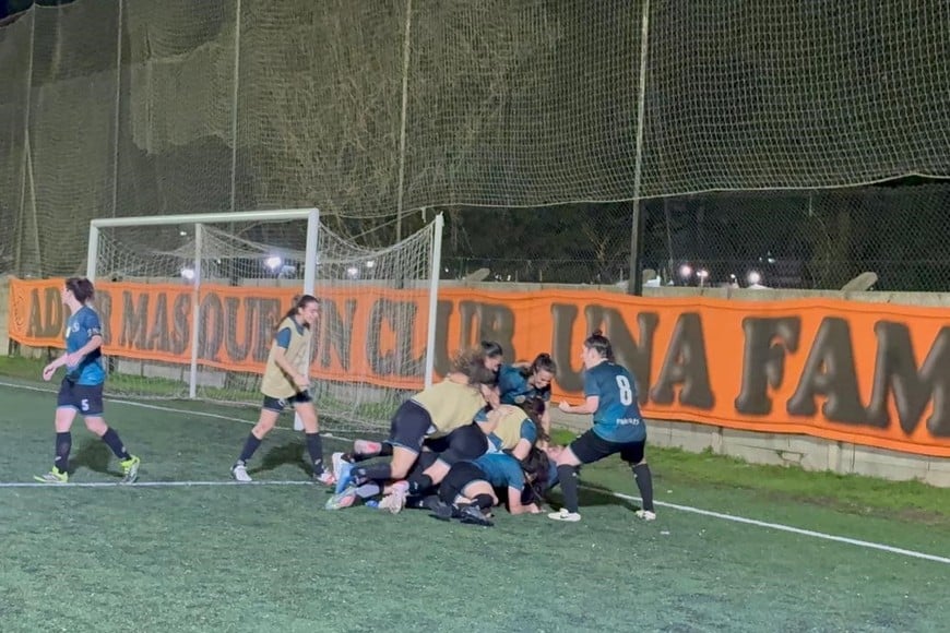 El festejo de Social tras el último penal de la serie. Foto: Bianca Ossola.