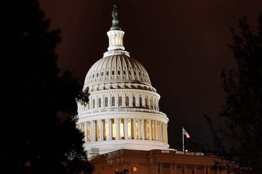 USA-POLITICS/ - The dome of the U.S. Capitol is lit up in Washington, DC October 1, 2008 where the U.S. Senate is expected to vote on a $700 billion Wall Street bailout bill. REUTERS/Brian Snyder (UNITED STATES) US PRESIDENTIAL ELECTION CAMPAIGN 2008 (USA) nueva york eeuu frente edificio capitolio parlamento eeuu crisis financiera economica crisis votacion plan de socorro salvataje financiero