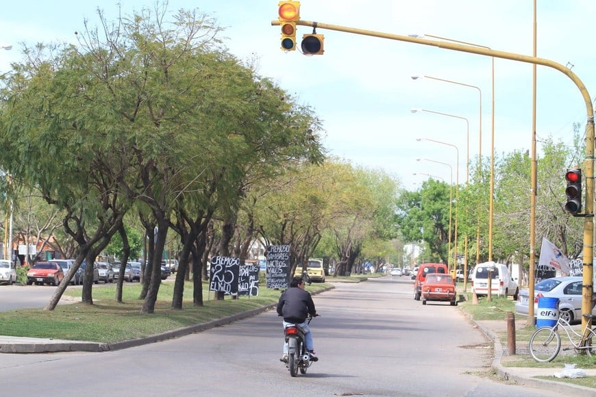 Sin casco, sin chapa patente y cruzando el semáforo en rojo. Foto: Archivo Guillermo Di Salvatore