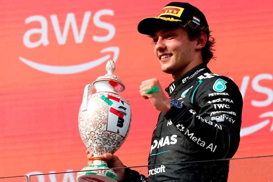 Andrea Kimi Antonelli de Mercedes celebra con un trofeo en el podio después de terminar en tercer lugar en Hungría y estirar su ventaja en el campeonato. Reuters