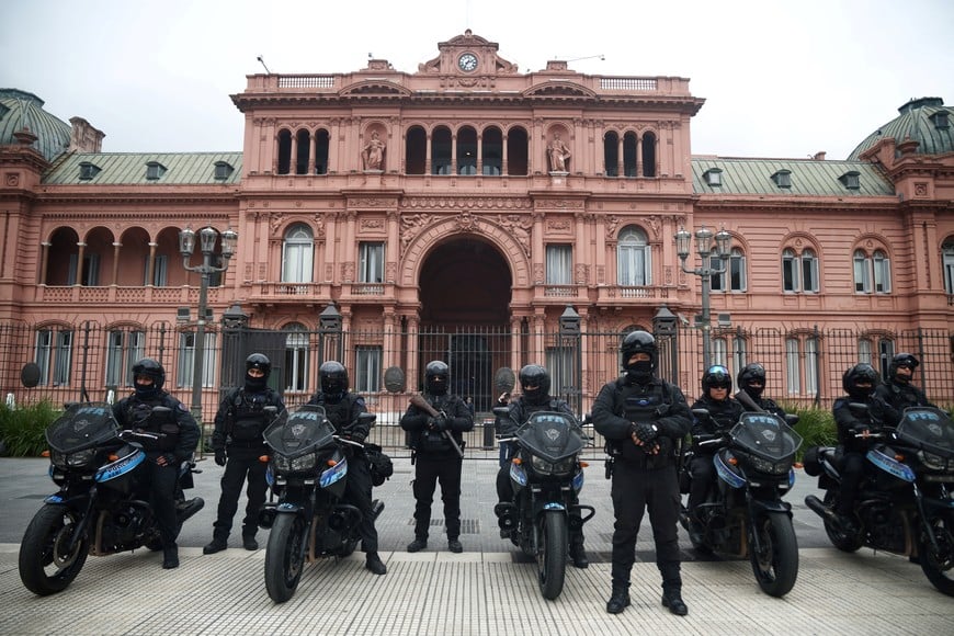 Police officers stand guard outside the Casa Rosada Presidential Palace as Argentine President Javier Milei and Economy Minister Luis Caputo receive International Monetary Fund Managing Director Kristalina Georgieva, as she begins her two-day visit to Argentina, marking her first trip to the country as IMF chief, in Buenos Aires, Argentina, July 27, 2026. REUTERS/Tomas Cuesta