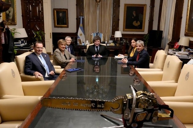 El Presidente Javier Milei, junto al Ministro de Economía, Luis Caputo, recibió en Casa Rosada a la Directora Gerente del Fondo Monetario Internacional (FMI), Kristalina Georgieva, y al Director del Departamento del Hemisferio Occidental del organismo, Nigel Chalk. Crédito: Oficina del Presidente