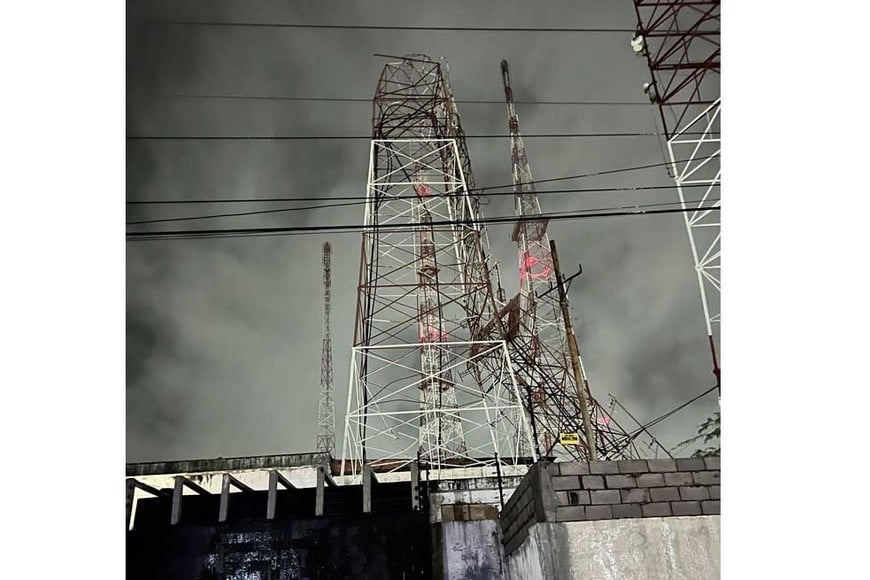 Una antena de televisión sufrió los embates del temporal.