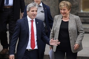 El ministro Caputo y la directora gerente del FMI, Kristalina Georgieva. Xinhua/Martín Zabala.