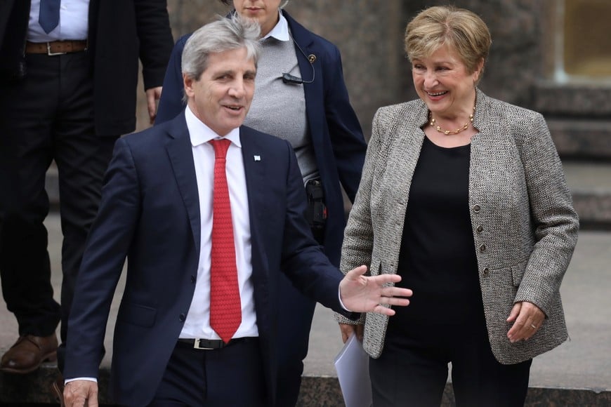 (260727) -- BUENOS AIRES, 27 julio, 2026 (Xinhua) -- El ministro argentino de Economía, Luis Caputo (i), y la directora gerente del Fondo Monetario Internacional (FMI), Kristalina Georgieva (d), conversan mientras salen de la sede del Ministerio de Economía, en la ciudad de Buenos Aires, capital de Argentina, el 27 de julio de 2026. Georgieva destacó el lunes en Buenos Aires la solidez del programa económico del Gobierno de Argentina, y descartó que sea necesaria la solicitud de un financiamiento adicional por parte del país para hacer frente a los compromisos de deuda contemplados para este año, así como para el 2027. (Xinhua/Martín Zabala) (mz) (rtg) (ah) (vf)