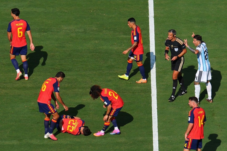 Soccer Football - FIFA World Cup 2026 - Final - Spain v Argentina - New York/New Jersey Stadium, East Rutherford, New Jersey, U.S. - July 19, 2026
Argentina's Enzo Fernandez reacts after being shown a red card by referee Slavko Vincic REUTERS/Mike Segar