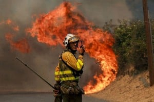 Miles de efectivos y aeronaves participan en las tareas de extinción del fuego.