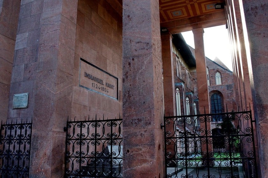 Tumba de Immanuel Kant en el cenotafio de Kaliningrado.
