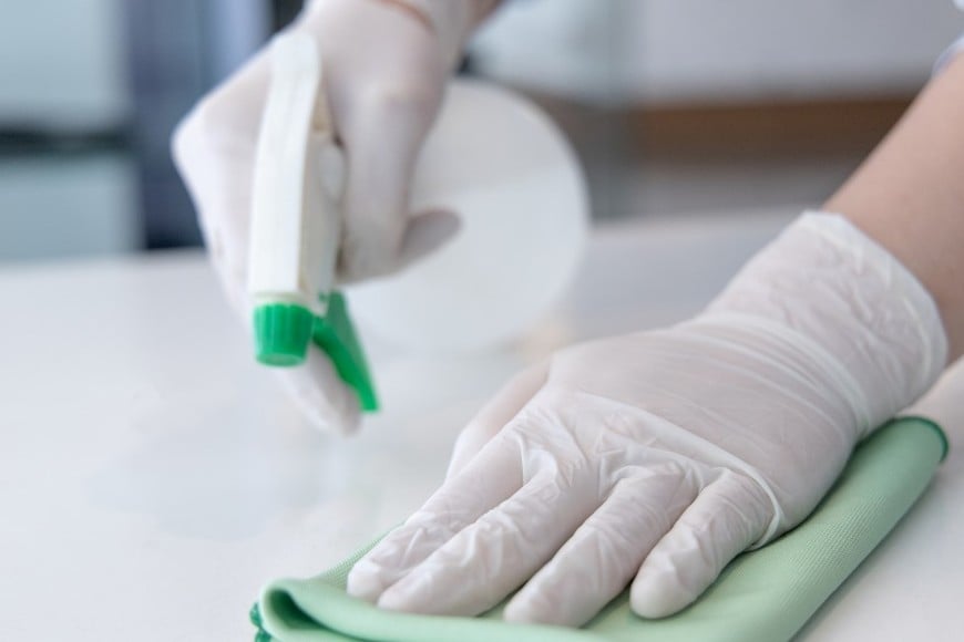 Productos domisanitarios identificados con la marca Clean Lab