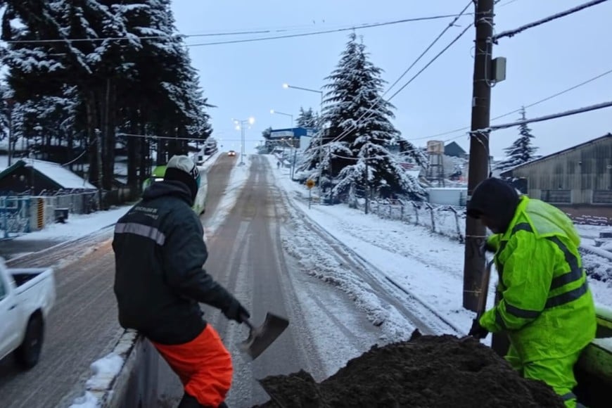 Las cuadrillas trabajan para despejar calles tras la intensa nevada.