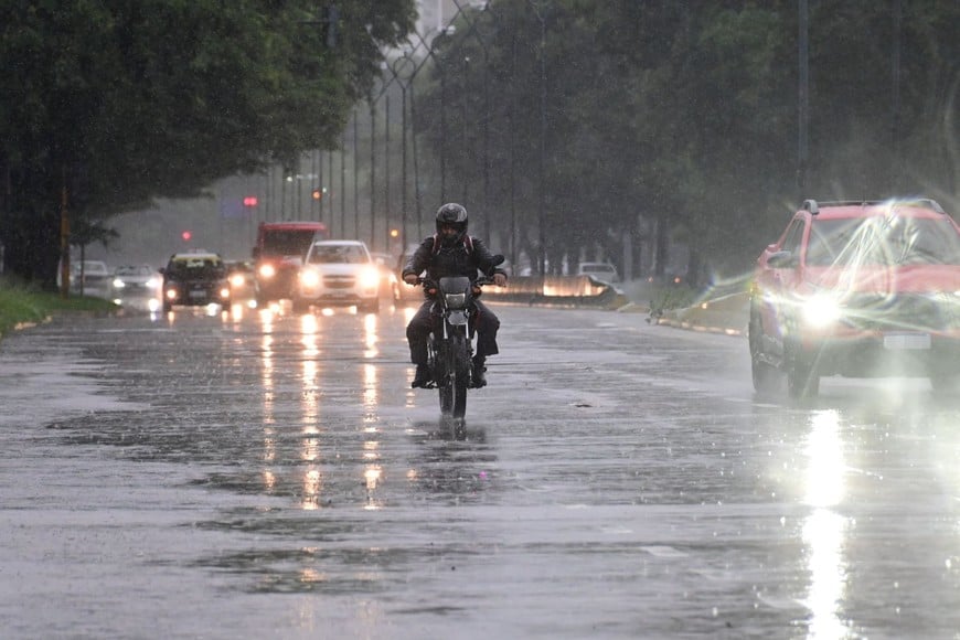 Bajo lluvia. Una moto circula a alta velocidad. El casco, presente. Foto: Flavio Raina