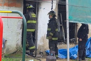 Los bomberos inspeccionaron la vivienda para prevenir peligros luego del incendio. Imagen ilustrativa