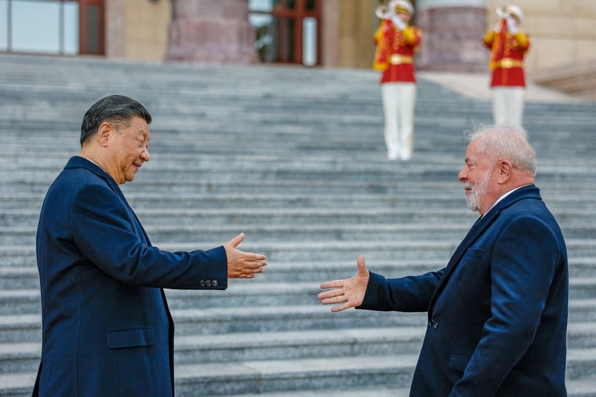Brazil’s President Luiz Inacio Lula da Silva and China's President Xi Jinping attend a welcoming ceremony at the Great Hall of the People in Beijing, China, April 14, 2023. Ricardo Stuckert/Brazil Presidency/Handout via REUTERS ATTENTION EDITORS - THIS IMAGE HAS BEEN SUPPLIED BY A THIRD PARTY. NO RESALES. NO ARCHIVES.
