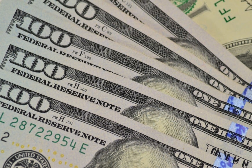 El dólar tuvo movimientos mixtos: subió en bancos, avanzó el MEP y bajó el blue.