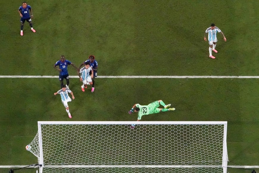 Soccer Football - FIFA World Cup 2026 - Round of 32 - Argentina v Cape Verde - Miami Stadium, Miami Gardens, Florida, U.S. - July 3, 2026
Cape Verde's Sidny Lopes Cabral scores their second goal past Argentina's Emiliano Martinez REUTERS/Paul Childs