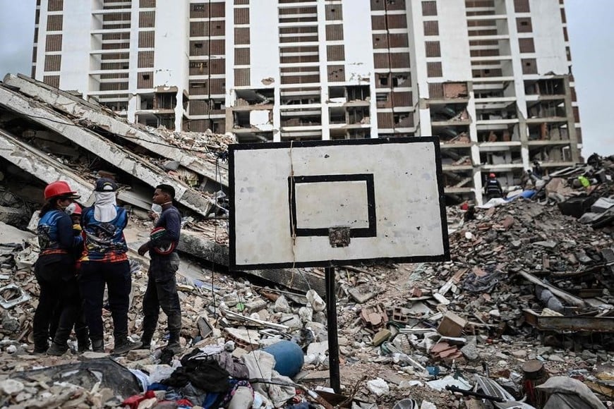 Caraballeda, estado de La Guaira, Venezuela, 22 de julio de 2026. Voluntarios buscan cuerpos entre los escombros de los edificios.