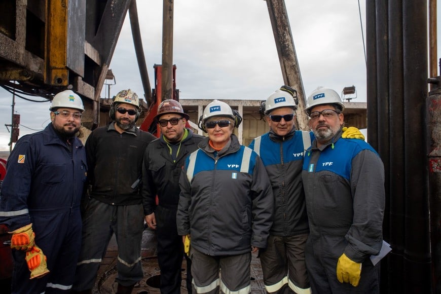 Con los operarios del lugar.