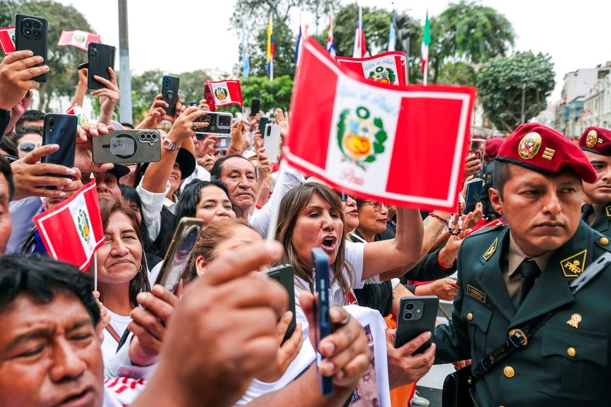 (260728) -- LIMA, 28 julio, 2026 (Xinhua) -- Imagen proveída por la Presidencia de Perú de personas festejando durante una sesión solemne de juramentación de la presidenta electa peruana, Keiko Fujimori, en el Palacio Legislativo, en Lima, Perú, el 28 de julio de 2026. Keiko Fujimori asumió el martes el cargo de presidenta de Perú, durante una sesión solemne de juramentación llevada a cabo en la sede del Palacio Legislativo de la ciudad de Lima. (Xinhua/Presidencia de Perú) (ah) (ra) (ce)