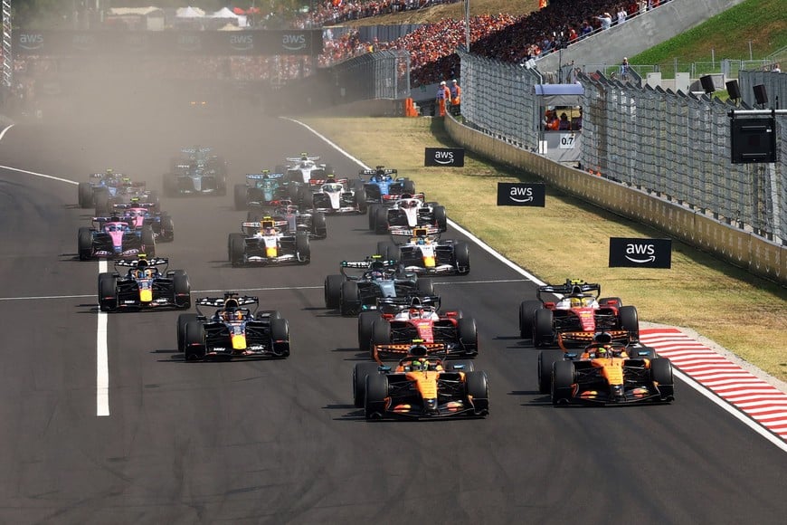 Formula One F1 - Hungarian Grand Prix - Hungaroring, Budapest, Hungary - July 26, 2026
McLaren's Lando Norris and McLaren's Oscar Piastri in action at the start of the race REUTERS/Bernadett Szabo
