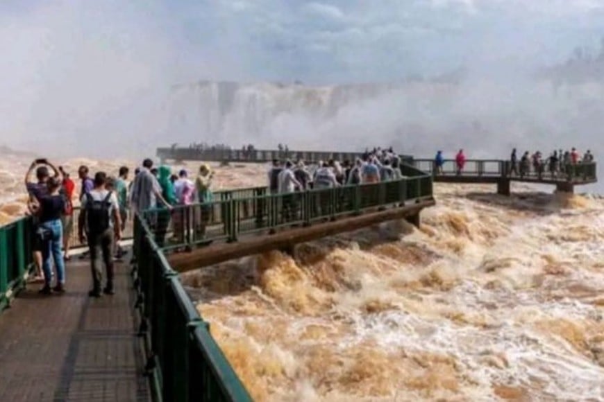 Los pasajeros cayeron al agua, en medio de la crecida que registra el río Iguazú.