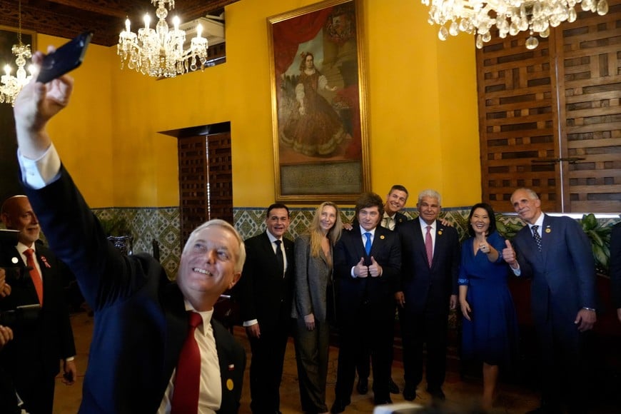 La selfie tomada por el presidente chileno Kast previo a la jura de Fujimori junto al argentino Milei, el paraguayo Peña, el panameño Mulino y el hondureño Asfura. Crédito: Presidencia
