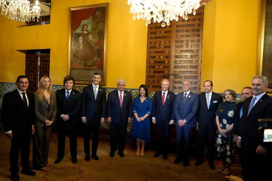 Milei, acompañado de Quirno y Karina, previo a la jura de Fujimori. También presentes Kast (Chile), Mulino (Panamá) y Asfura (Honduras). Crédito: Presidencia