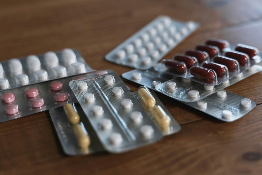 La disposición establece concentraciones, vías de administración y formas farmacéuticas alcanzadas