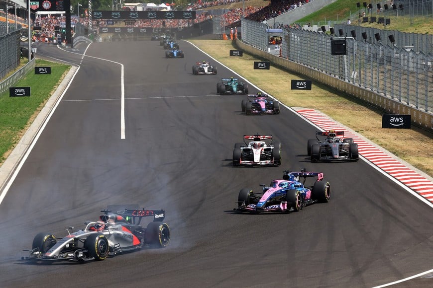 Formula One F1 - Hungarian Grand Prix - Hungaroring, Budapest, Hungary - July 26, 2026
Audi's Nico Hulkenberg and Alpine's Pierre Gasly in action during the race REUTERS/Bernadett Szabo
