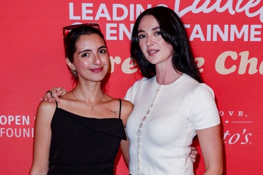 La ejecutiva Daniela Méndez junto a la compositora y cantante española Sofía Lafuente, en el evento Leading Ladies in Entertainment de los Latin Grammy Awards