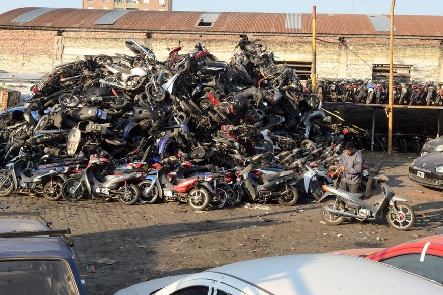 Una montaña de motos viejas que nunca fueron retiradas. Foto: Guillermo Di Salvatore
