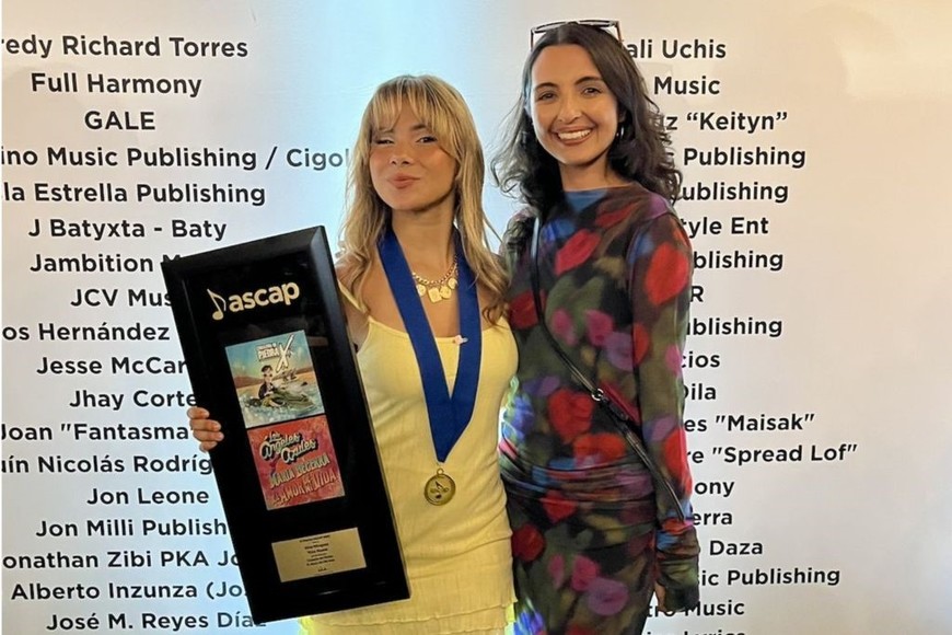 La ejecutiva Daniela Méndez junto a la cantante y compositora Nina Mínguez y una distinción recibida por esta por la canción “El amor de mi vida”, que compuso con Los Ángeles Azules y María Becerra.