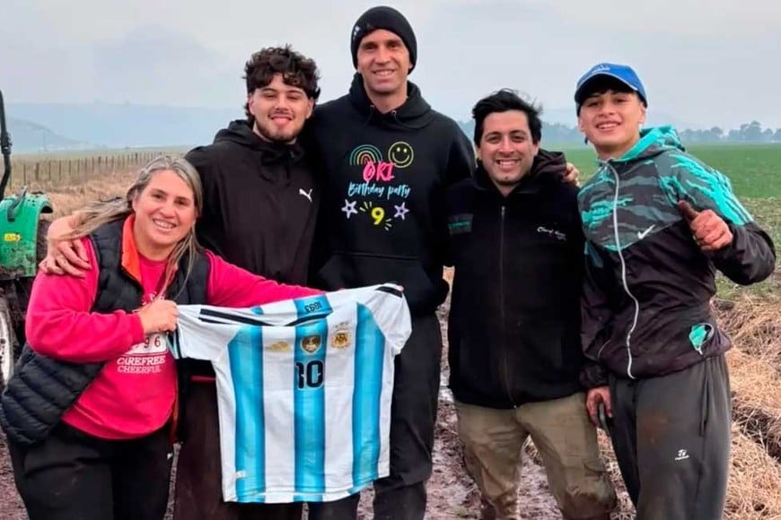 Todos quieren una foto con el arquero de la Selección.
