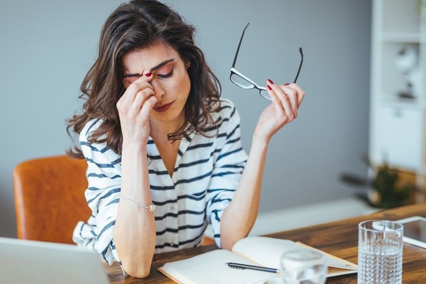 Algunas personas sienten los ojos cansados o pesados; otras tienen visión borrosa, dificultad para enfocar