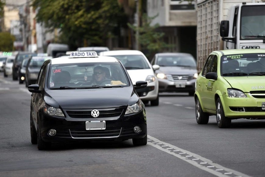 Taxistas y remiseros también pueden trabajar como choferes de apps. Foto: Archivo