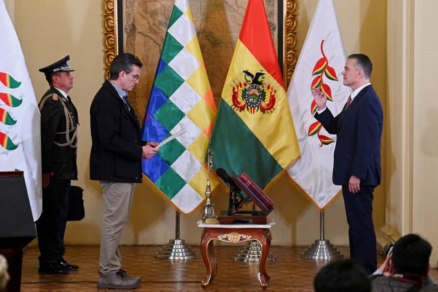 Bolivia's President Rodrigo Paz names Ernesto Justiniano as defence minister following the resignation of Defence Minister Marcelo Salinas amid intensifying protests during Paz's administration, as Paz faces calls to resign, in La Paz, Bolivia, June 3, 2026. REUTERS/Claudia Morales