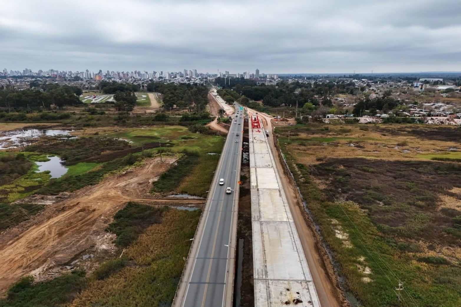 El nuevo y el viejo Puente Carretero, que en breve conectarán en simultáneo a Santa Fe y Santo Tomé.