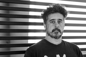 “Este libro se hizo y rehizo un montón de veces; me daba cuenta de que faltaba escribir alguno para terminarlo”, cuenta Santiago Craig. Foto: Gentileza Planeta