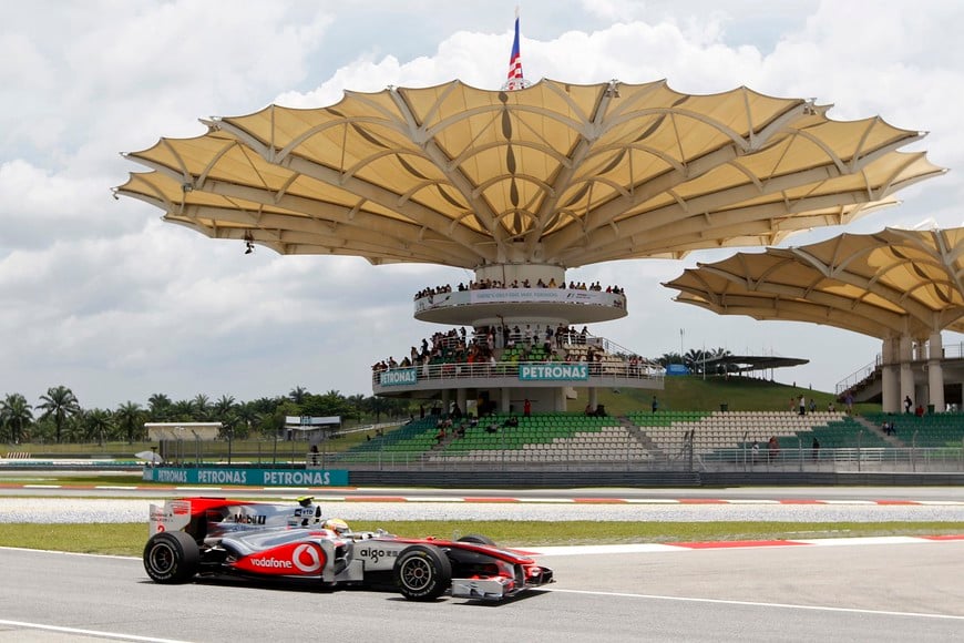 McLaren Formula One driver Lewis Hamilton of Britain drives during the second practice session at the Sepang F1 circuit outside Kuala Lumpur April 2, 2010. The Malaysian F1 Grand Prix will take place on Sunday REUTERS/Zainal Abd Halim  (MALAYSIA - Tags: SPORT MOTOR RACING) kuala lumpur malasia Lewis Hamilton entrenamiento practica gran premio formula1 automovilismo pilotos piloto escuderia McLaren