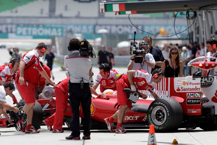 Pit crew push the car of Ferrari Formula One driver Fernando Alonso of Spain during the second practice session at the Sepang F1 circuit outside Kuala Lumpur April 2, 2010. The Malaysian F1 Grand Prix will take place on Sunday. REUTERS/Vivek Prakash (MALAYSIA - Tags: SPORT MOTOR RACING) kuala lumpur malasia Fernando Alonso entrenamiento practica gran premio formula1 automovilismo pilotos piloto escuderia ferrari