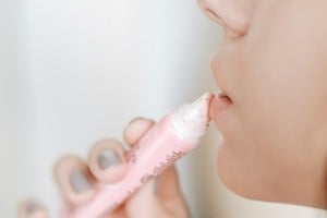 Popsicle lips combina pigmento suave y brillo transparente.